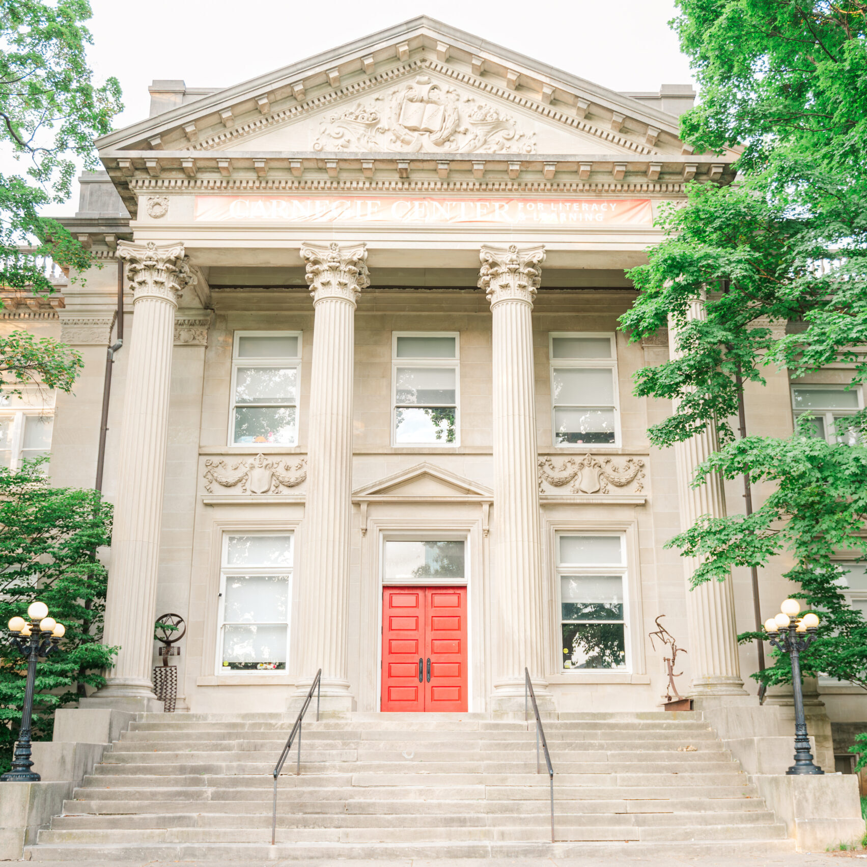 big mansion with columns at a lexington kentucky wedding venue